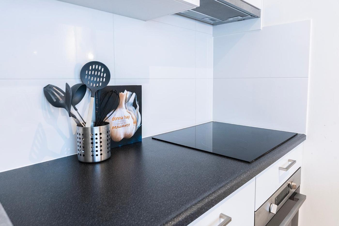 New Kitchen, Vibrant Close To Supermarket *
